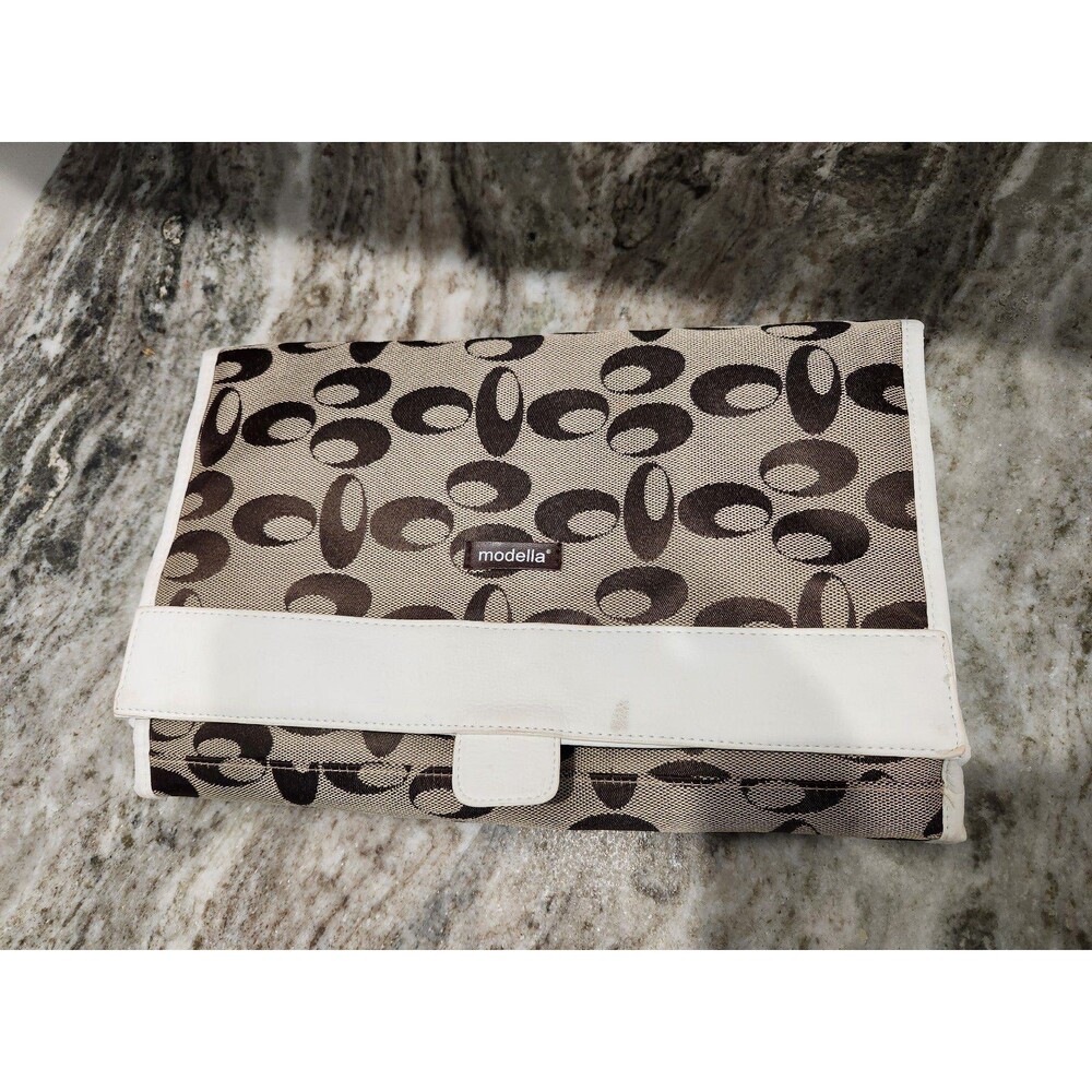Hanging toiletry case - brown